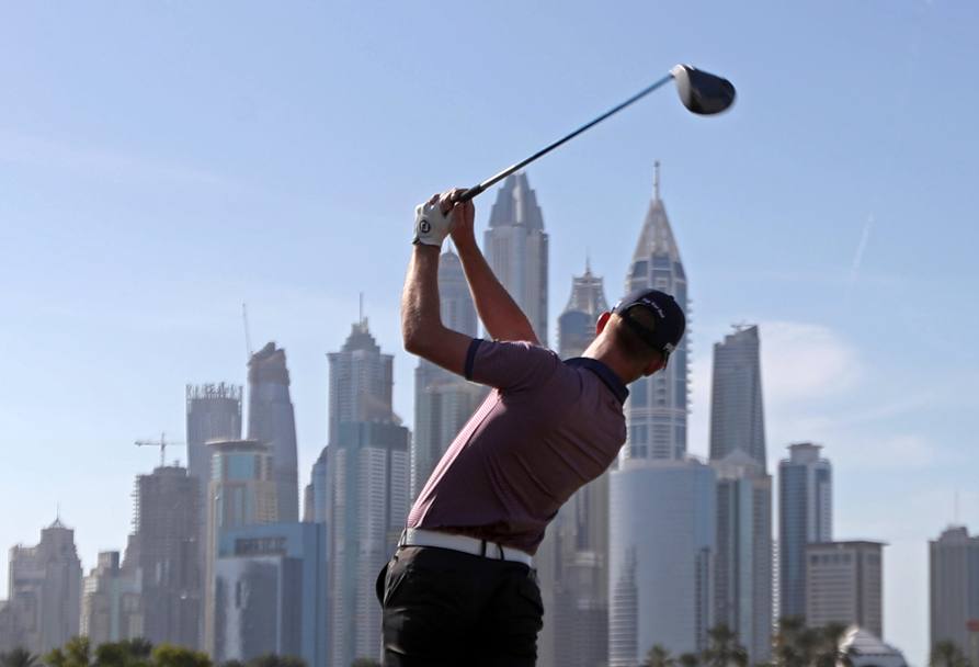 Golf Dubai. Brandon Stone di spalle in azione (Afp)